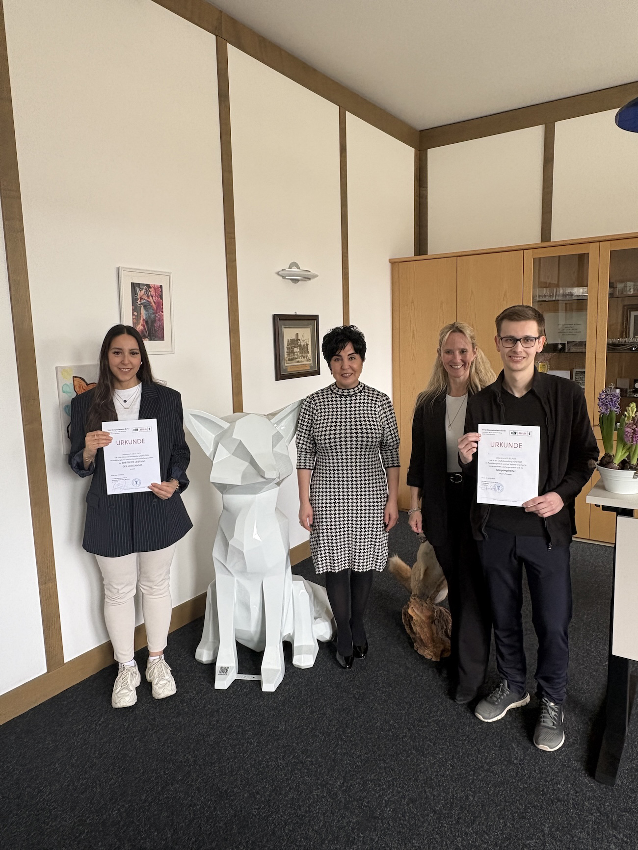 Verwaltungsfachangestellte Cansel Ertug, Stadtsekret�ranw�rter Chris Koppehel, Ausbildungsleiterin Alexandra Bansemer und Bezirksb�rgermeisterin Emine Demirb�ken-Wegner