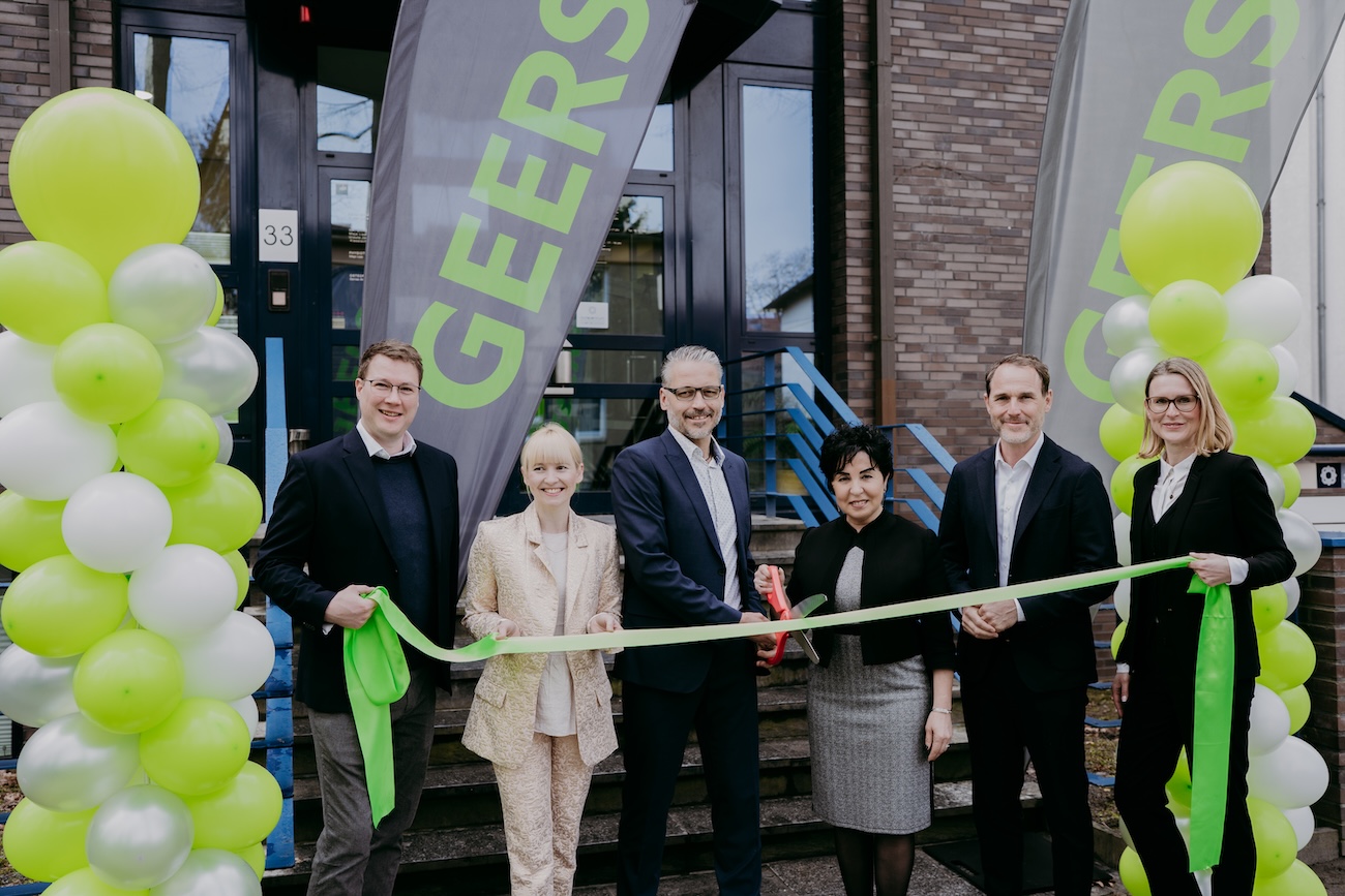 Bezirksb�rgermeisterin Emine Demirb�ken-Wegner (3. von rechts) bei der Er�ffnung der neuen Filiale mit dem GEERS-Team �Elena Gelo / Photushka Photography