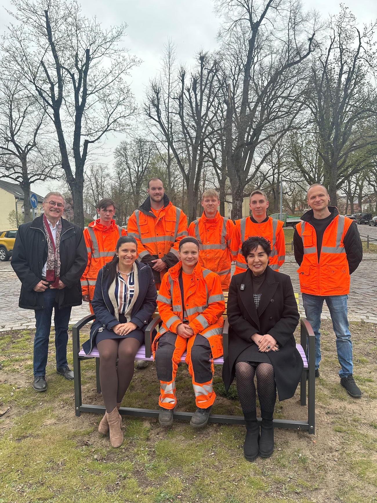 Quasselbank L�bars:  hinten v.l. Ausbildungsleiter Devon Polte mit Auszubildenden des Stra�en- und Gr�nfl�chenamtes, Bernd Roske von B�cherboXX.  Auf der Bank v.r.n.l.: Bezirksb�rgermeisterin Emine Demirb�ken-Wegner, Auszubildende des Stra�en- und Gr�nfl�