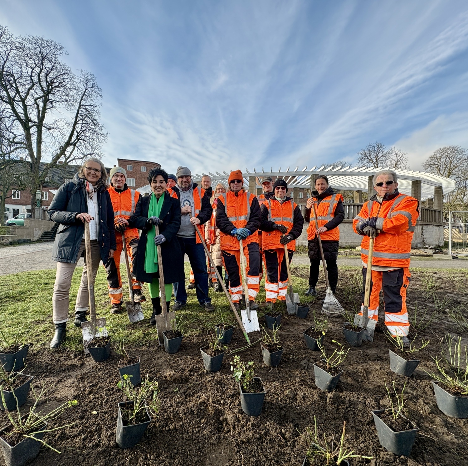 Bezirksb�rgermeisterin Emine Demirb�ken-Wegner (3.v.l.) mit Katrin Lesser, (1.v.l.) und dem Team des Stra�en- und Gr�nfl�chenamtes bei der Gro�pflanzung Oktober 2025 (Bild: BA Reinickendorf)