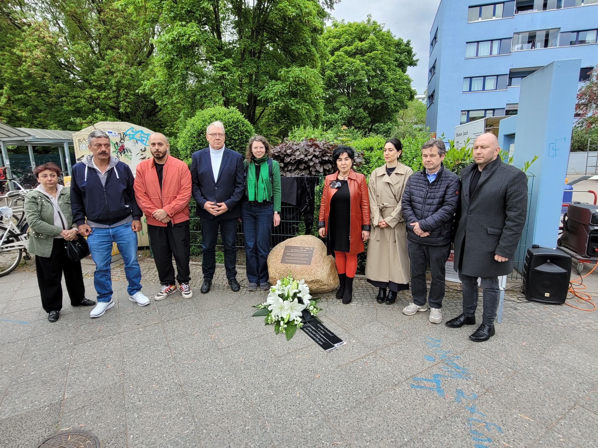 Mitglieder des Bezirksamts, Angeh�rige der Familie Sahin sowie Antidiskriminierungsbeauftragte Ebru Okatan am Gedenkstein