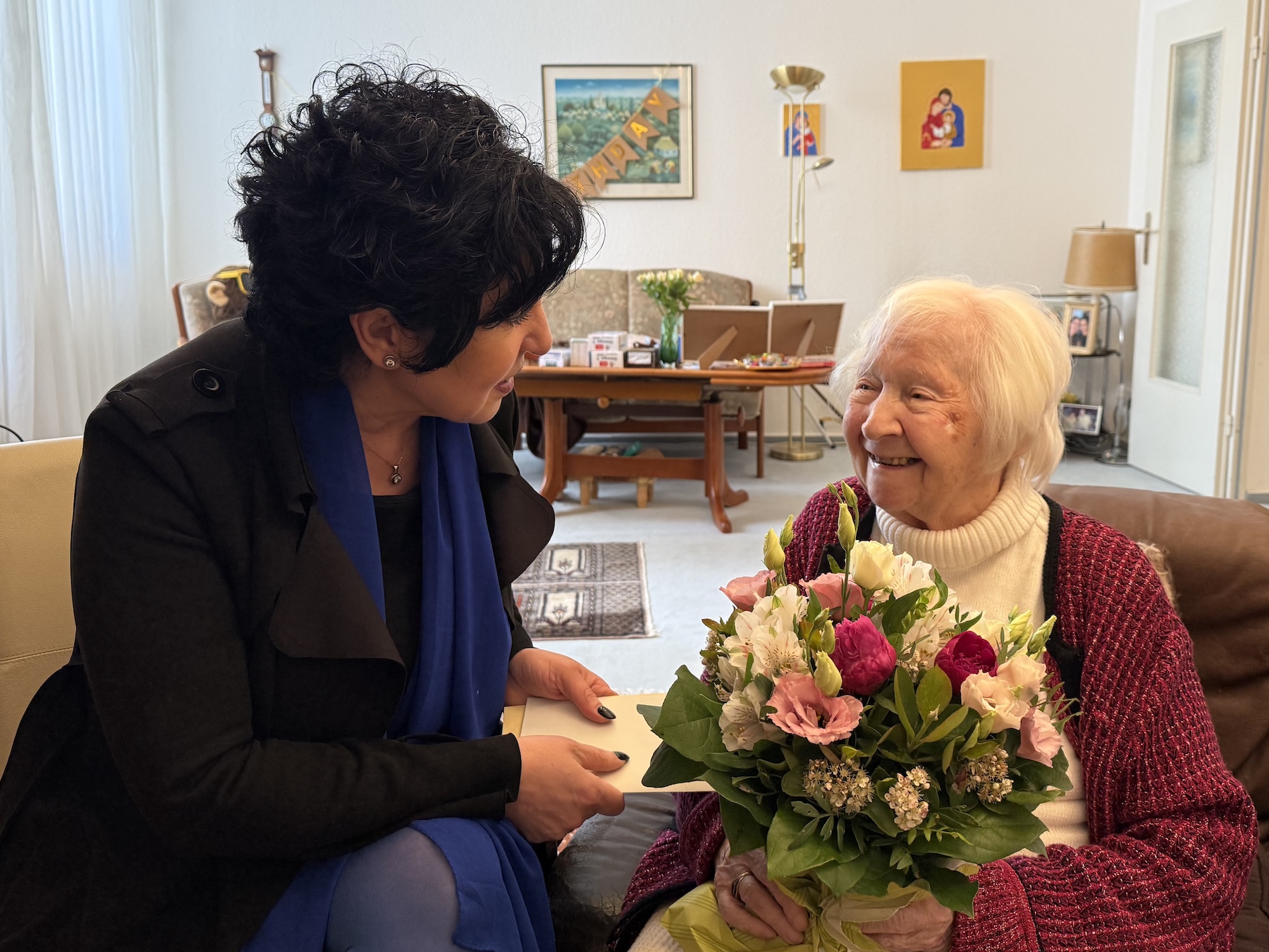 Gratulation zum 102. Geburtstag durch Bezirksb�rgermeisterin Emine Demirb�ken-Wegner