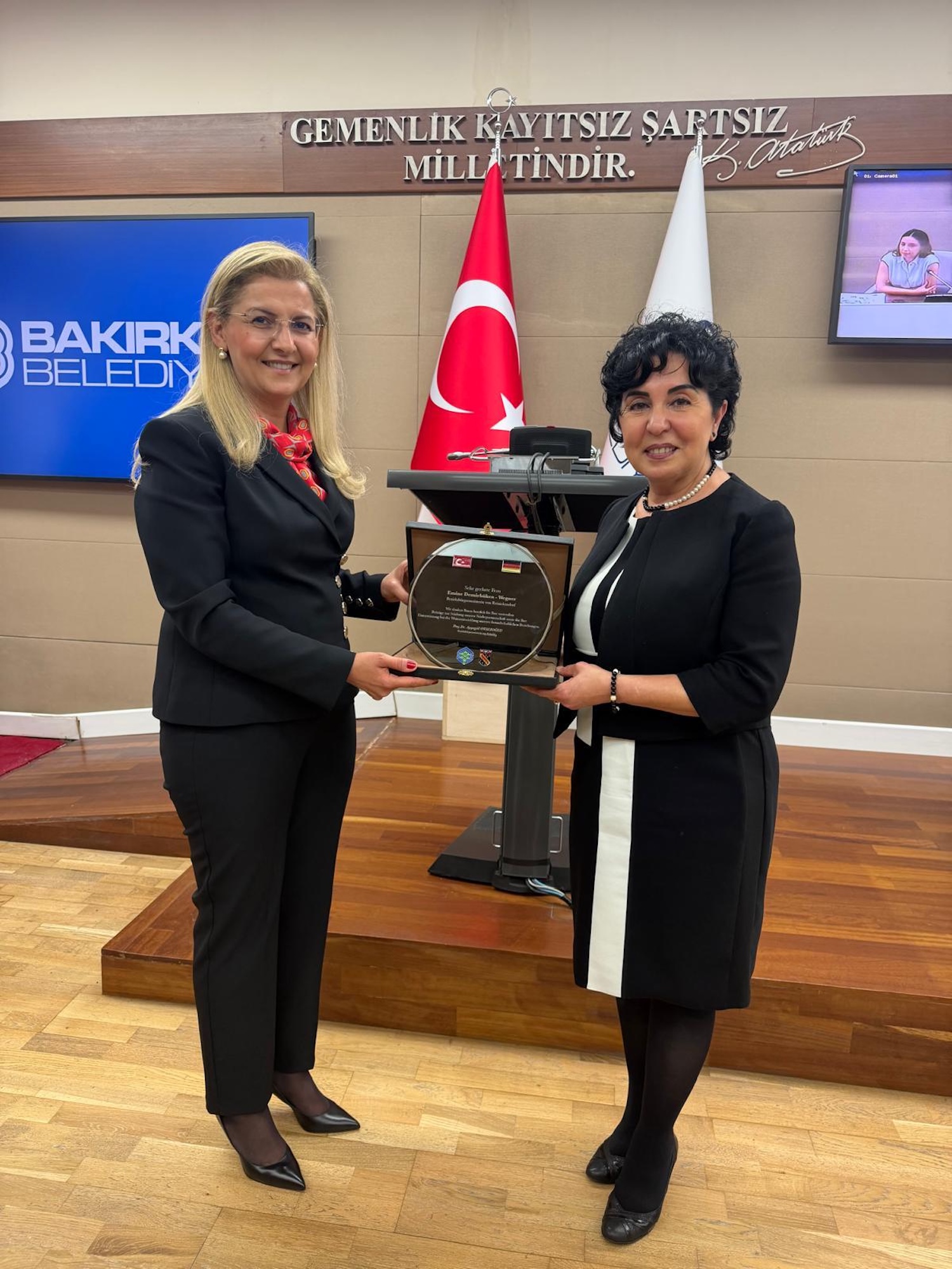 v.l.: Bakırk�ys B�rgermeisterin Dr. Ayşeg�l Ovalıoğlu und Reinickendorfs Bezirksb�rgermeisterin Emine Demirb�ken-Wegner