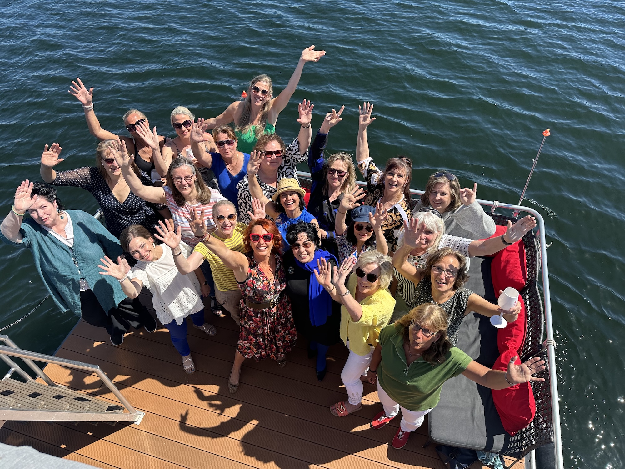 Reinickendorfer Ladies Lunch Gruppenfoto auf dem Grillflo� bei einer Fahrt �ber den Tegeler See