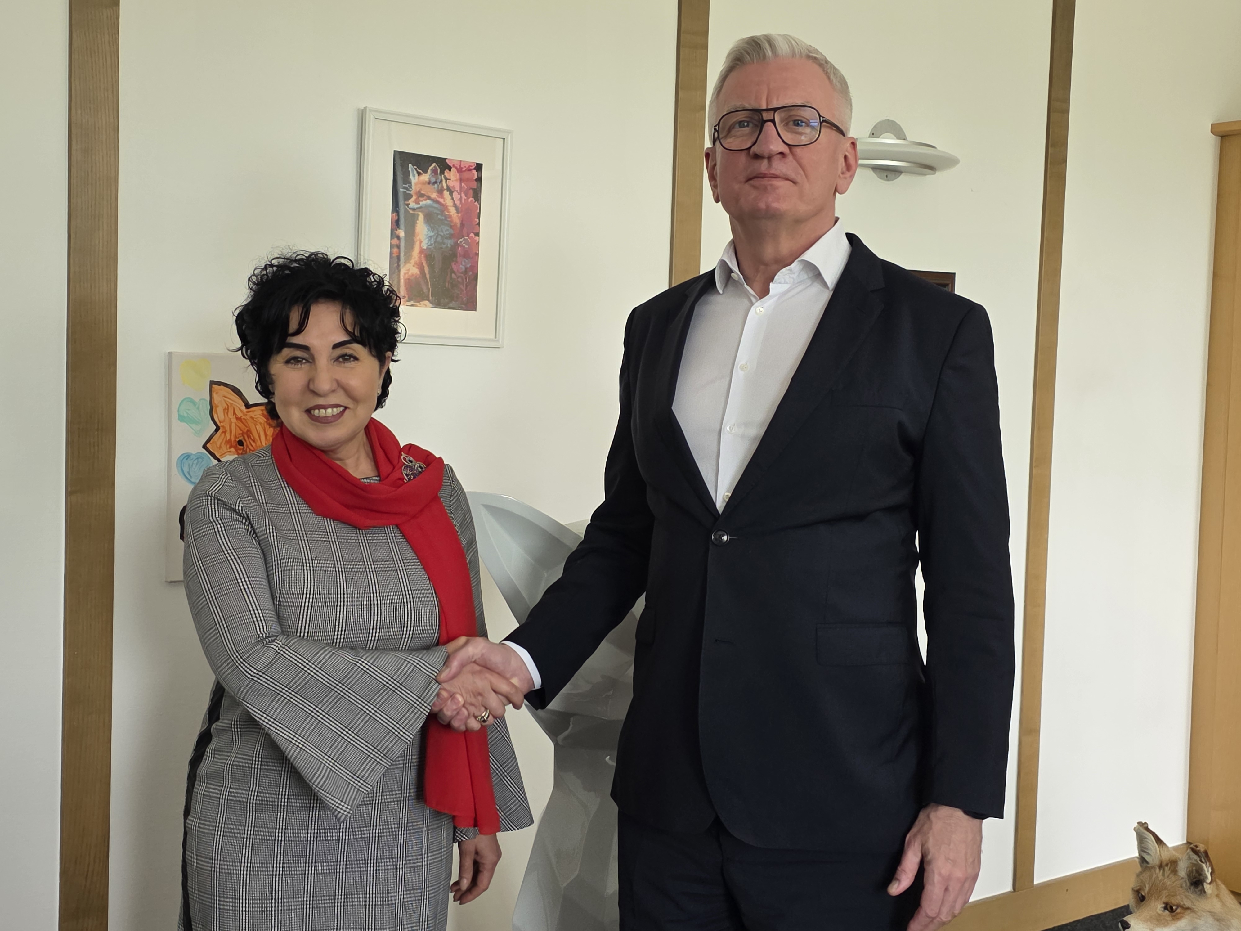 Hand drauf! Wir arbeiten an der St�dtepartnerschaft. Reinickendorfer Bezirksb�rgermeisterin Emine Demirb�ken-Wegner mit dem Poznańer Stadtpr�sidenten Jacek Jaśkowiak