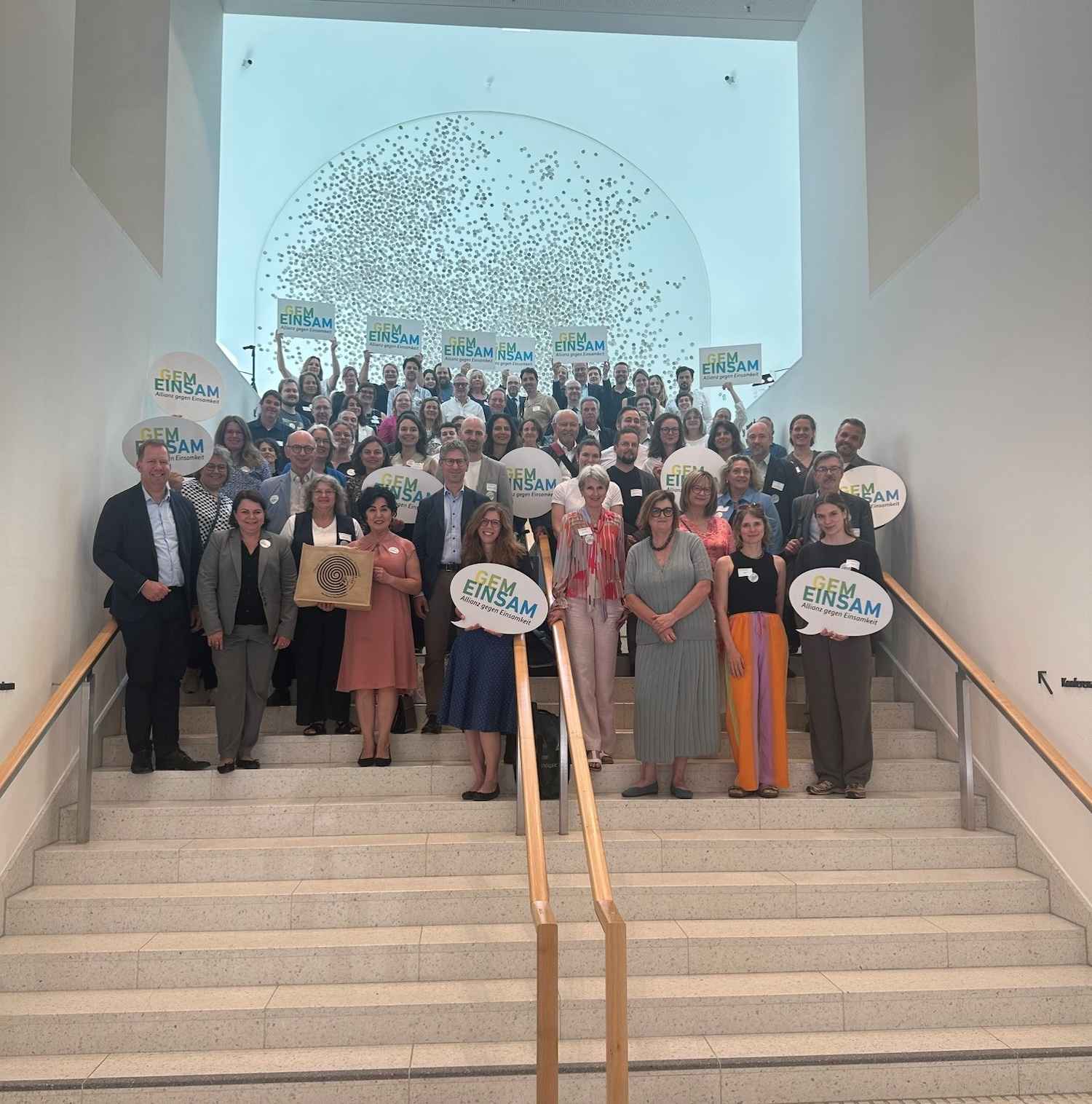 Gemeinsames Gruppenfoto �Allianz gegen Einsamkeit� im Konferenzzentrum Mauerstra�e