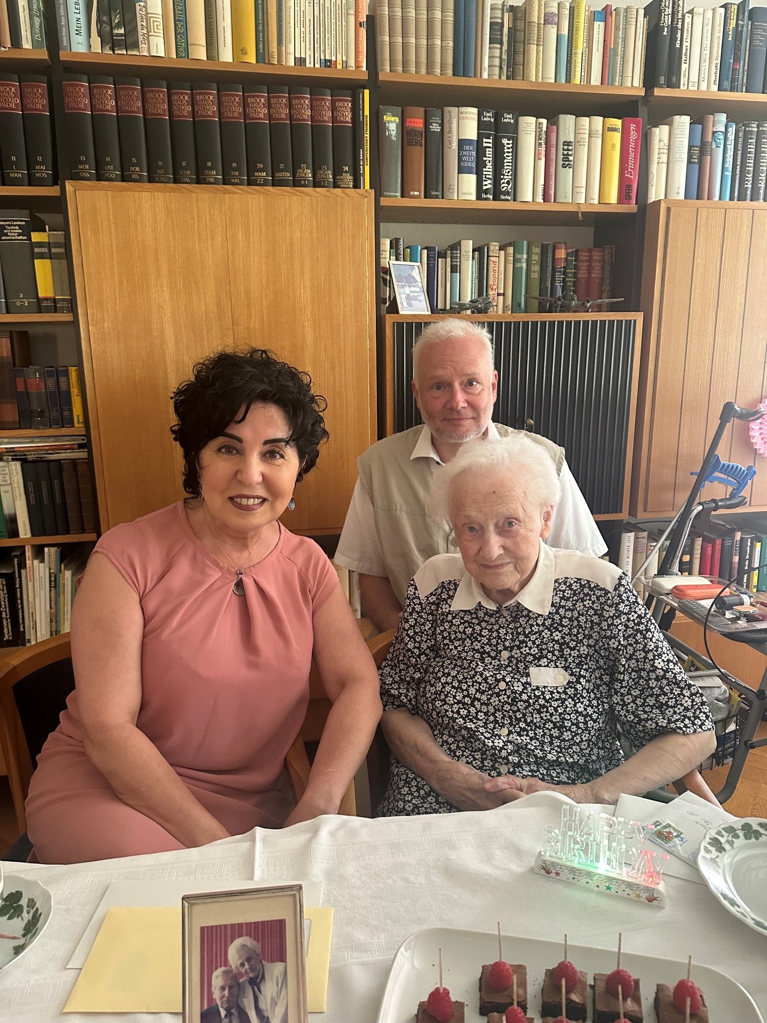 Anneliese Oleck mit Sohn und B�rgermeisterin Emine Demirb�ken-Wegner zu ihrem 100ten Geburtstag