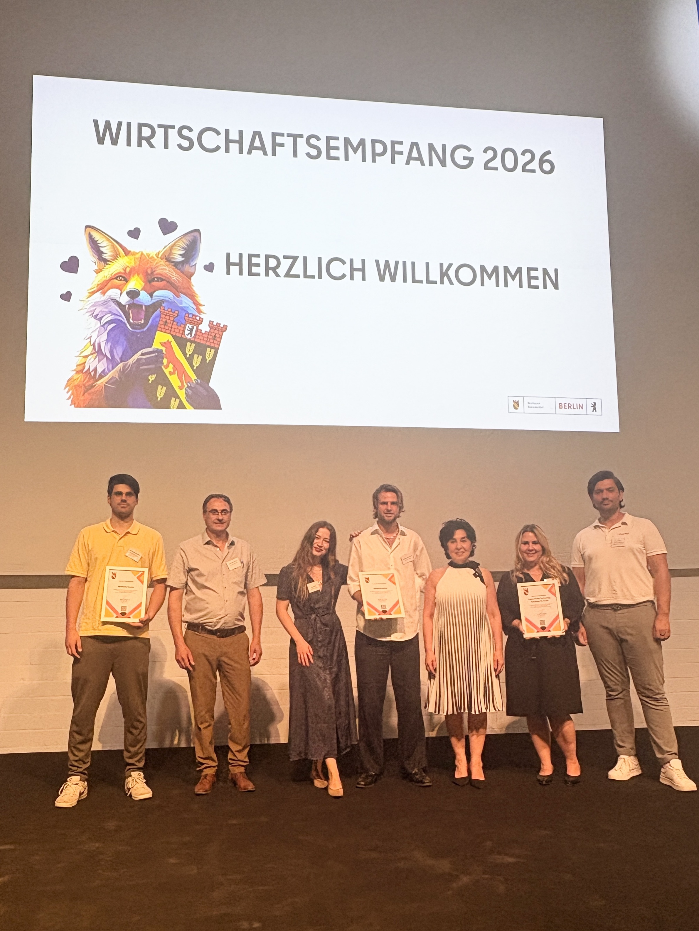 Reinickendorfs Local Champions 2026 mit B�rgermeisterin Demirb�ken-Wegner: v. l. David Ribeiro da Silva, Jos� da Silva (beide Spanische Quelle), Louisa M�ller und Sven Bagradjans Grolik (Nature�s calling), Sandra Reinecke und David Placzek (Evamo).