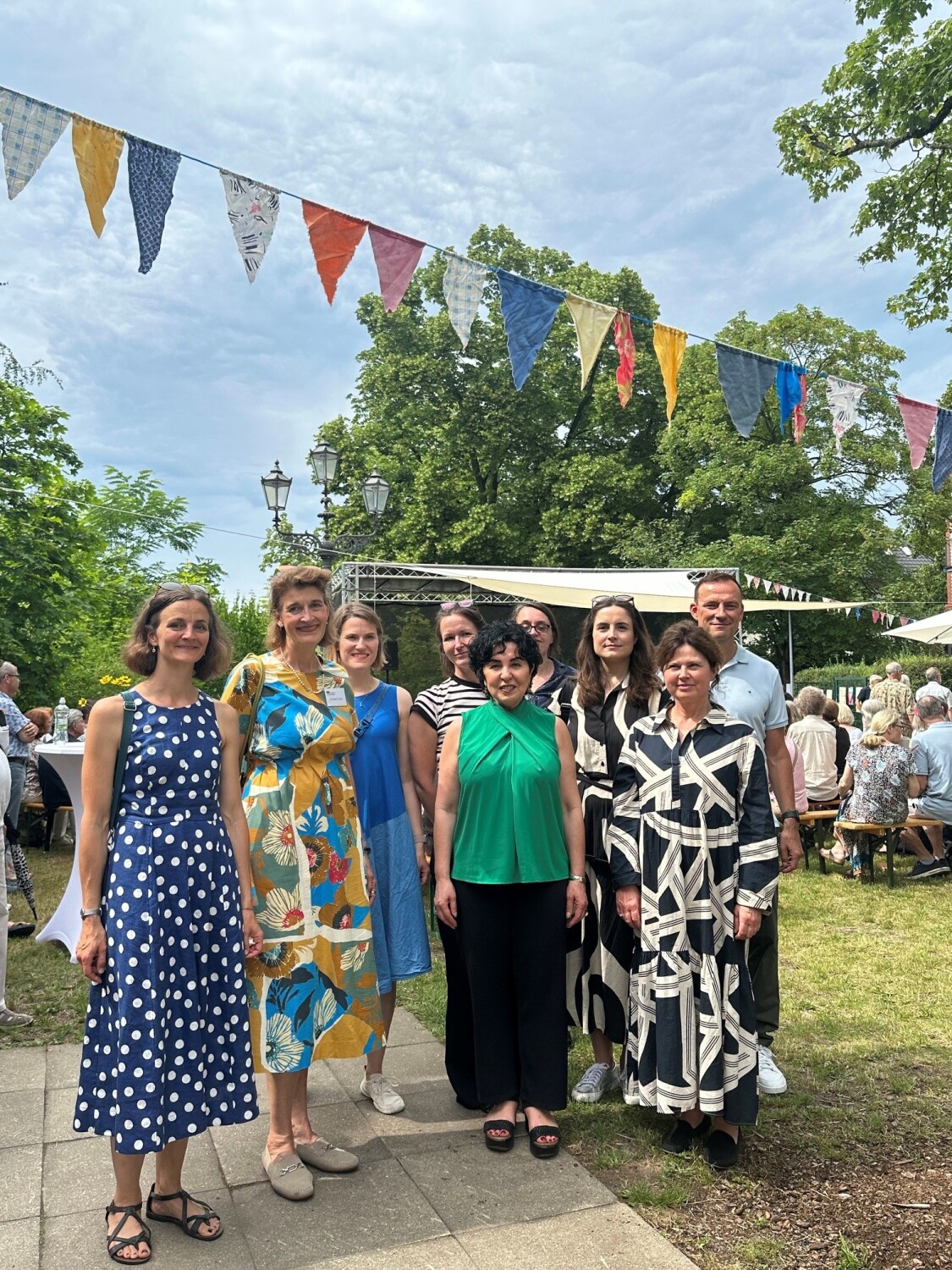 Projektbeteiligte mit u.a. Florina Limberg, Dr. Sabine Ziegenr�cker, Ivonne Klutke, Emine Demirb�ken-Wegner, Anna Marth, Marie von der Heydt, Monika M�ller, Bernd Schmieden. Foto: Museum Reinickendorf/Dr. Christy Ann Wahl
