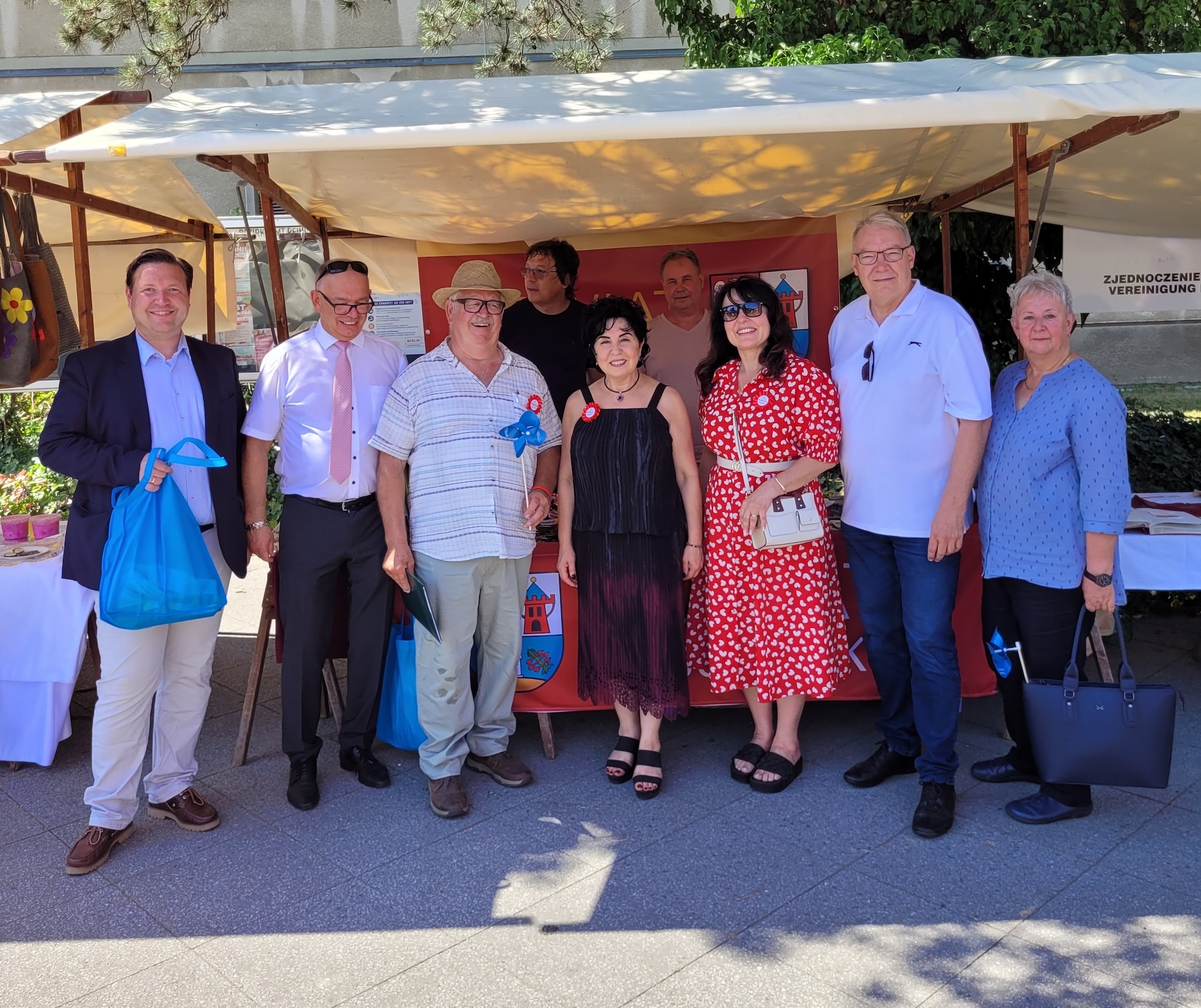 Gruppenbild mit Bezirksstadtrat Alexander Ewers (links), Cindy Franke (vierte v. links) mit Mitgliedern der Steuerungsrunde der Kinderarmutspr�vention Reinickendorf, Bezirksstadtrat Uwe Brockhausen (rechts)