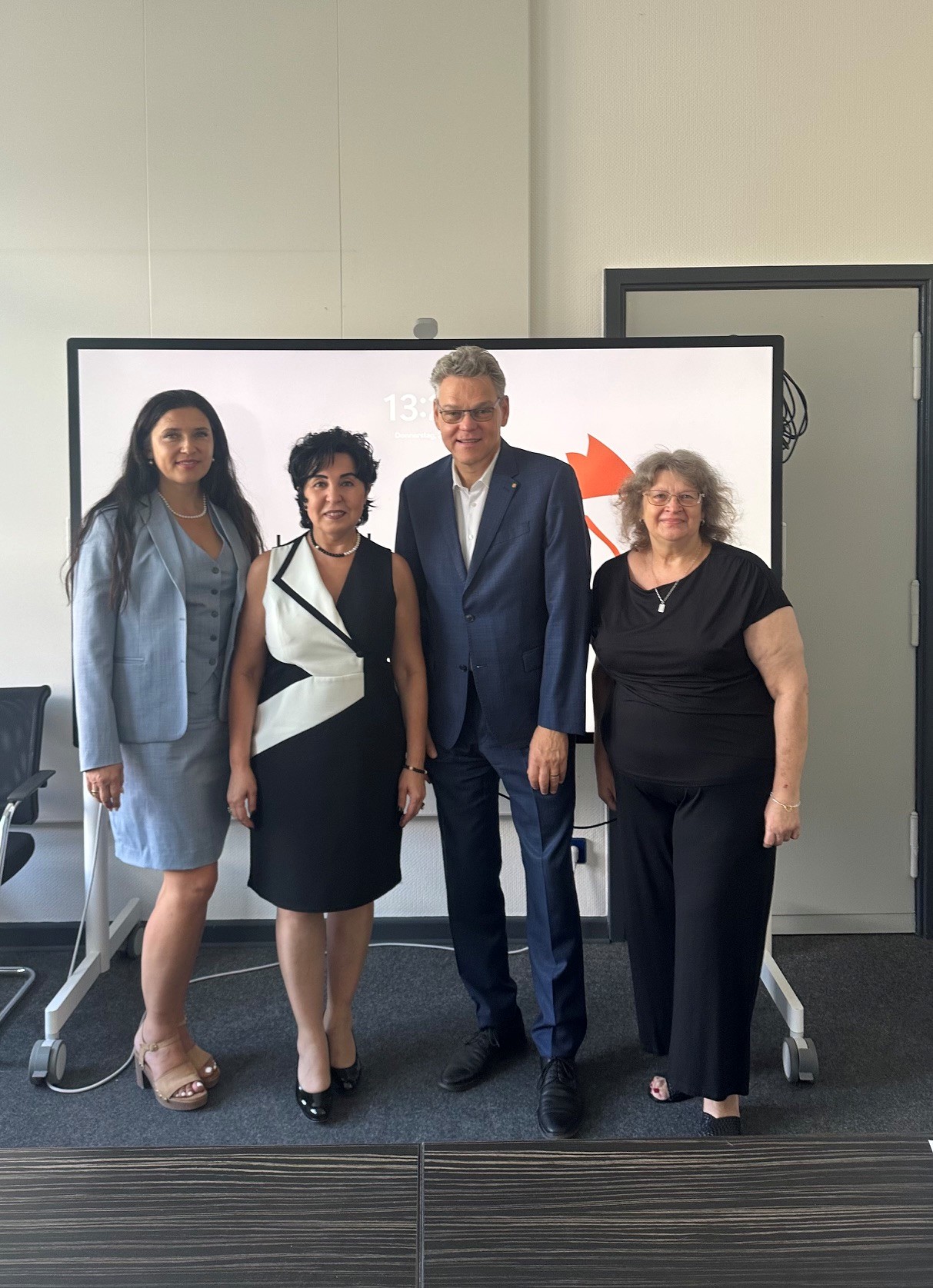 Teamarbeit gegen Einsamkeit: v.l. Reinickendorfs Einsamkeitsbeauftragte Katharina Schulz, Bezirksb�rgermeisterin Emine-Demirb�ken-Wegner, Bezirksb�rgermeister J�rn Oltmann und Christine Fidancan, Beauftragte f�r B�rgerschaftliches Engagement im Bezirk Tem