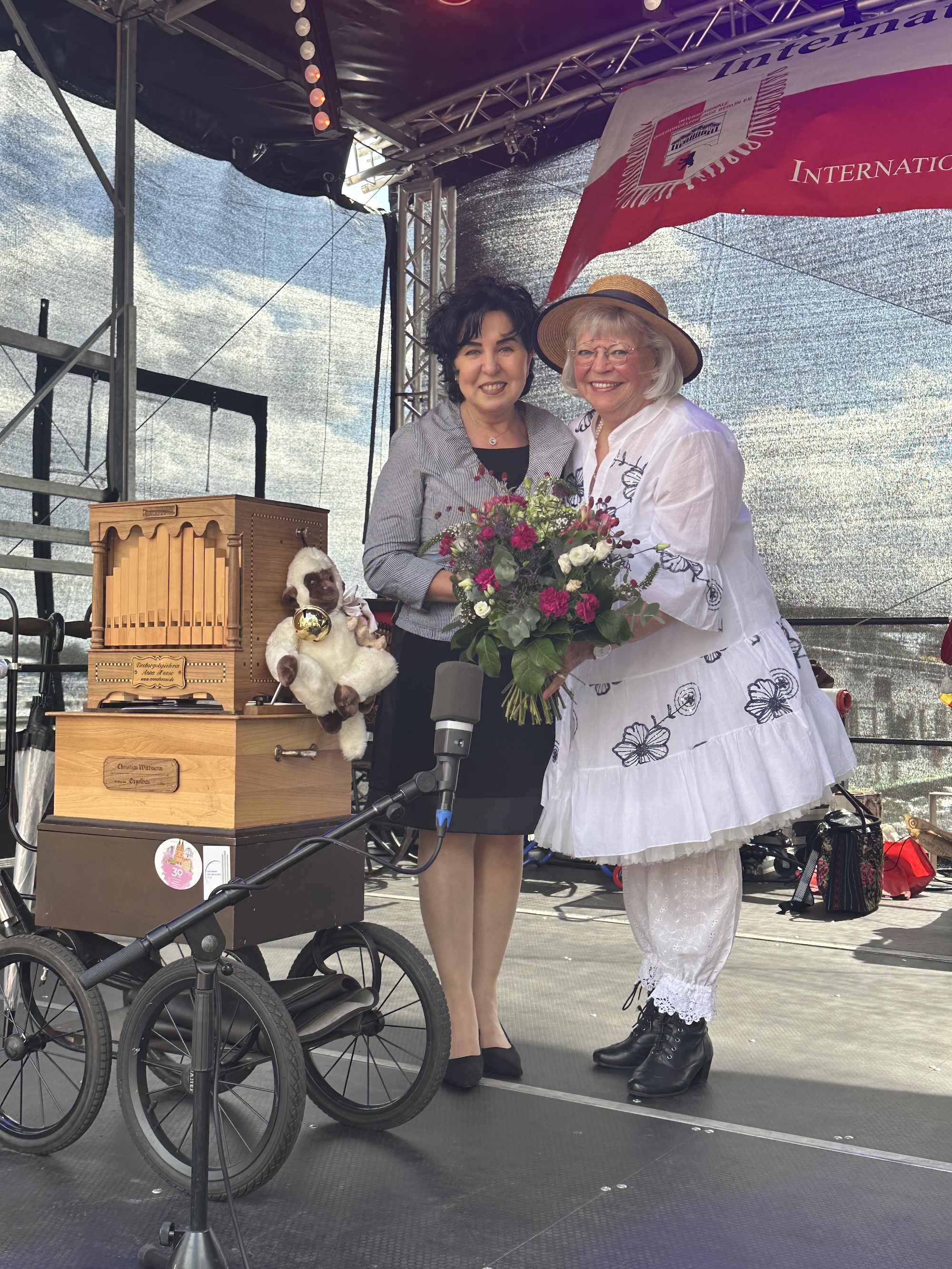 Bezirksb�rgermeisterin Emine-Demirb�ken-Wegner mit Festivalorganisatorin Christa Hohnh�user.