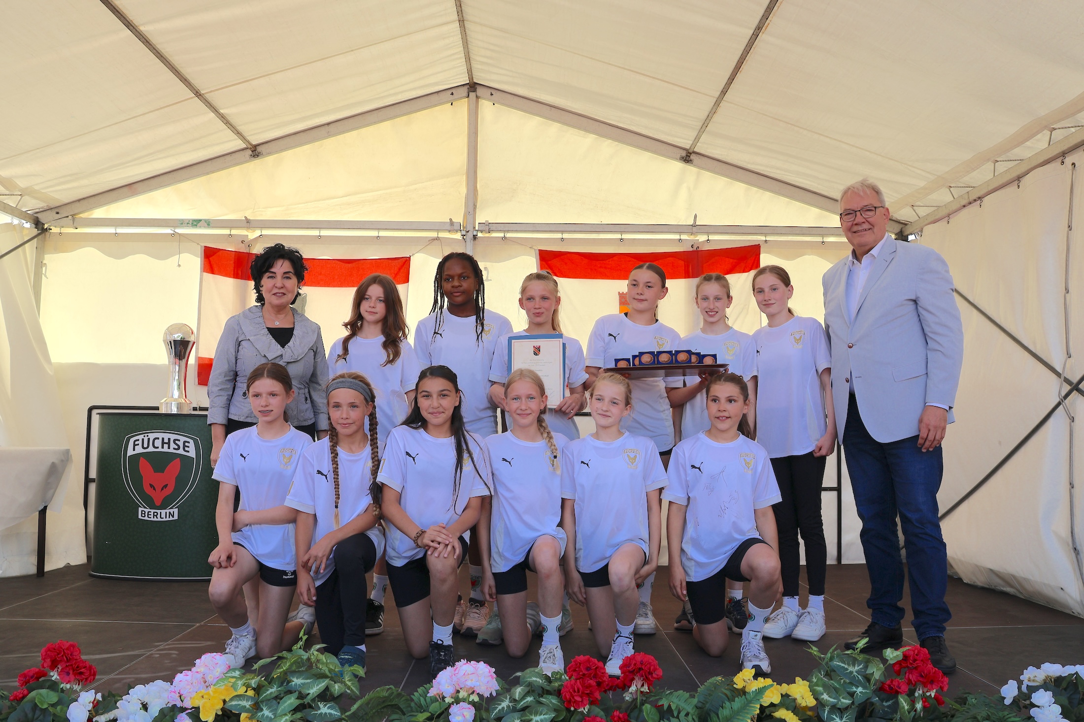Das E-Juniorinnenteam der F�chse Berlin gemeinsam mit Bezirksb�rgermeisterin Emine Demirb�ken-Wegner und Bezirkssportstadtrat Harald Muschner (beide CDU). �BA Rdf