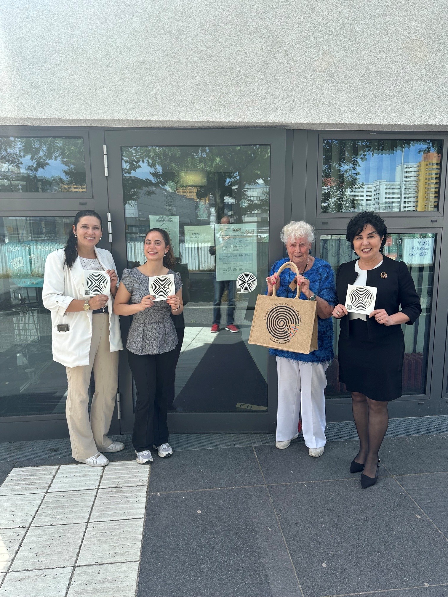 Bezirksb�rgermeisterin Emine Demirb�ken-Wegner, ehrenamtliche Club-Vorst�ndin Gisela Peil, Clubleiterin Jenifer Rodriguez Andres und Einsamkeitsbeauftragte Katharina Schulz (v.r.)