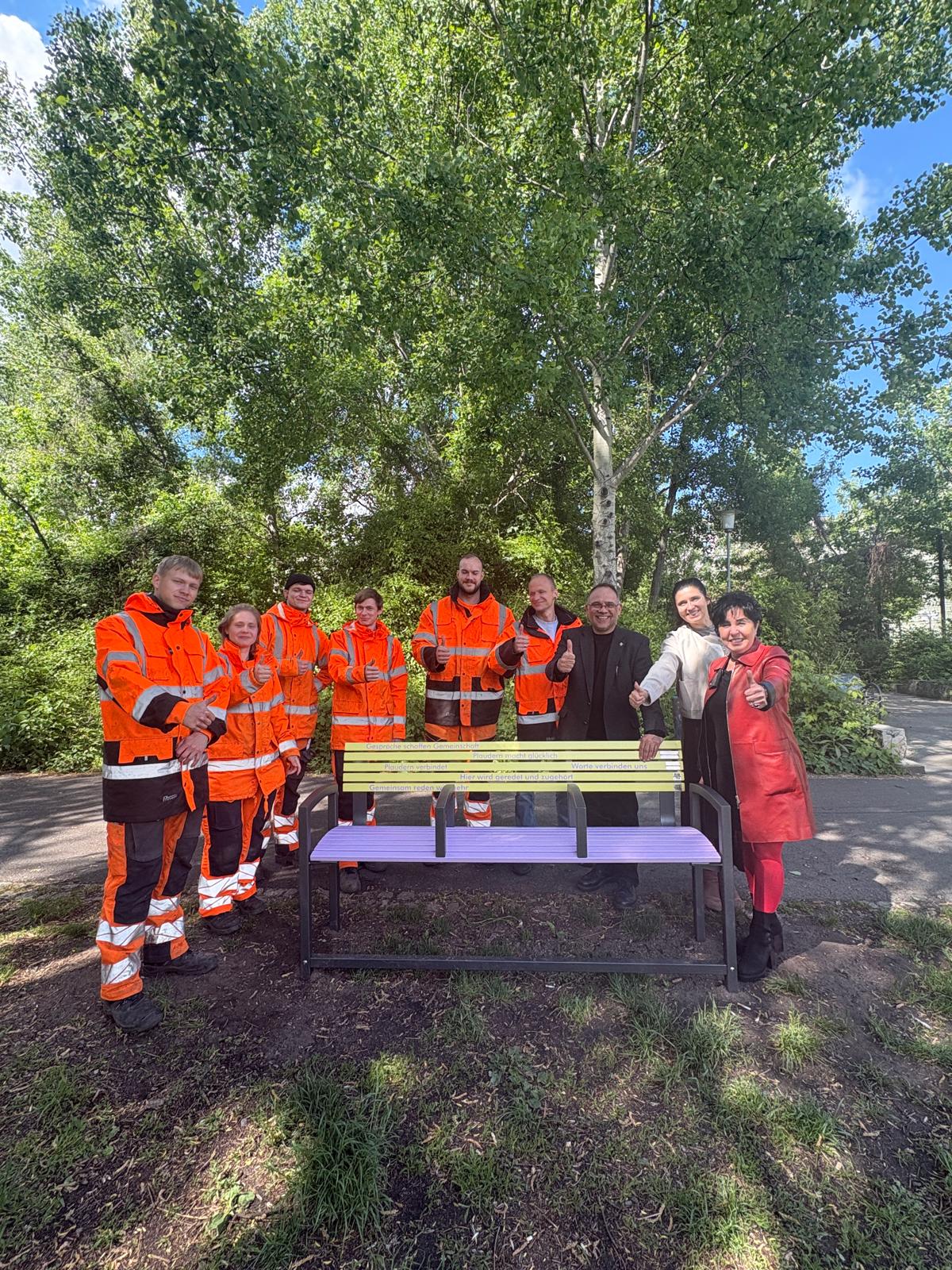 Tegel: Ev. Martin-Luther-Kirchhof: Bezirksb�rgermeisterin Emine Demirb�ken-Wegner gemeinsam mit Superintendent Thomas Harms, Auszubildende des Stra�en- und Gr�nfl�chenamtes, deren Leiter Sascha Braun, Einsamkeitsbeauftragte Katharina Schulz und dem Gemein