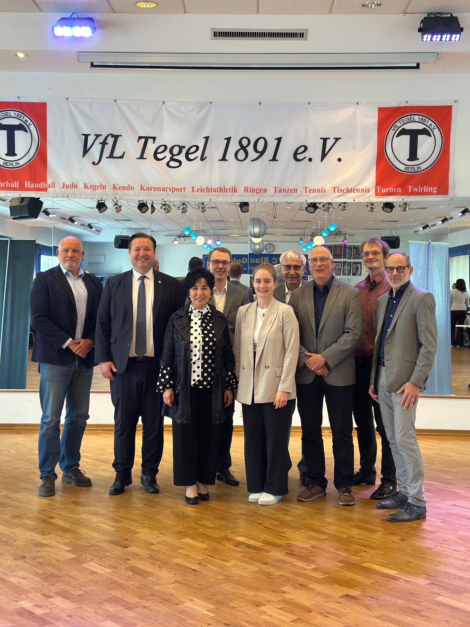 Foto: @VfL Tegel
Gemeinsames Erinnerungsfoto mit der Bezirksb�rgermeisterin Demirb�ken-Wegner, Bezirksstadtrat Sebastian Pieper, verdienten VfL-Mitgliedern sowie Freunden des Vereins.